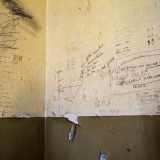 ...anche se su un muro scorgiamo incisi alcuni interessanti �appunti�. Leggiamo il codice morse (usato per le comunicazioni navali), annotazioni di chimica oltre a risultati calcistici